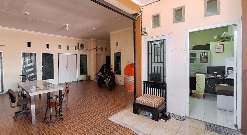 RedDoorz Syariah near Pasar Raya Padang Hotel in Padang