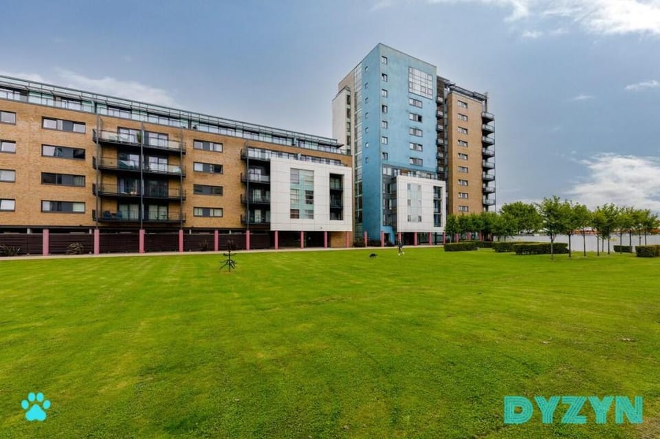 The Suite Life - Gym&Pool - Parking - Cardiff Bay Vacation rental in Cardiff