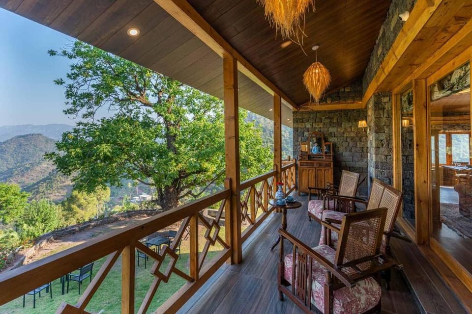 Four Bedroom Hideaway Cottage With Jacuzzi Vacation rental in Himachal Pradesh