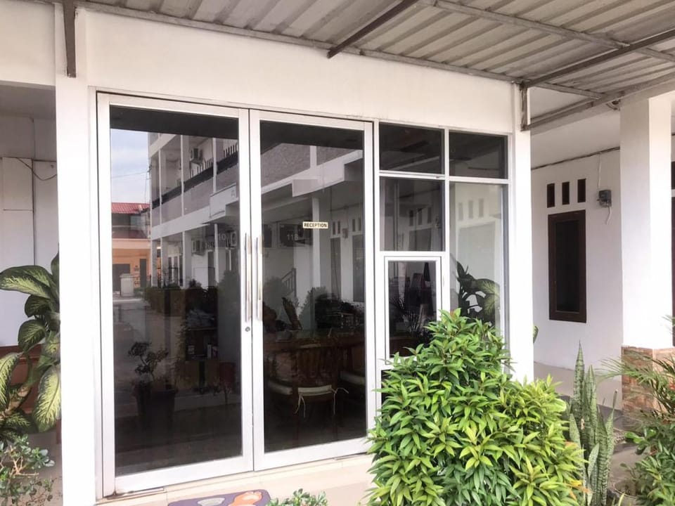 Rose House Mitra RedDoorz Hotel in Indonesia
