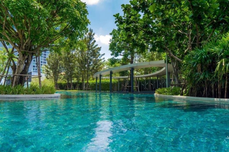 Resort style condo, high floor studio, pool view Apartment in Bangkok