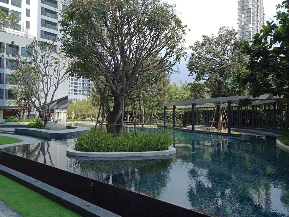 Resort style condo, high floor studio, pool view Apartment in Bangkok