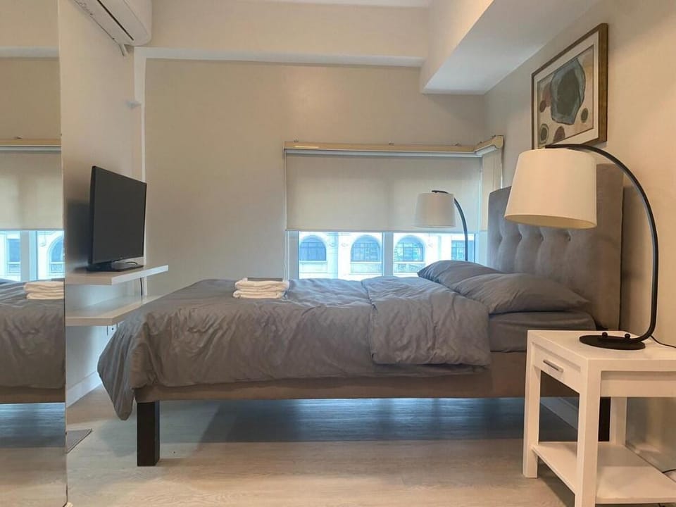 Modern Loft with Workspace in Ortigas CBD Apartment in Pasig