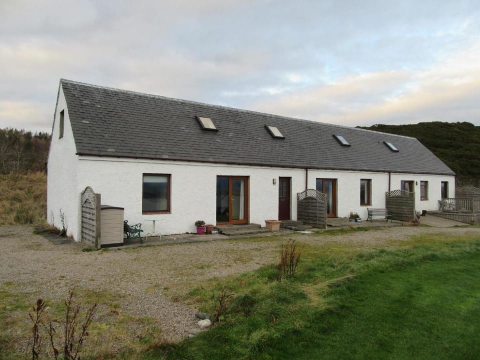 Osprey, Longhouse Cottages Hotel in Scotland