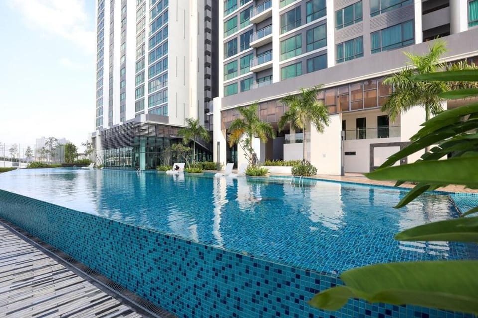 Elegant & Spacious Home near Sunway Lagoon Pyramid Apartment in Subang Jaya