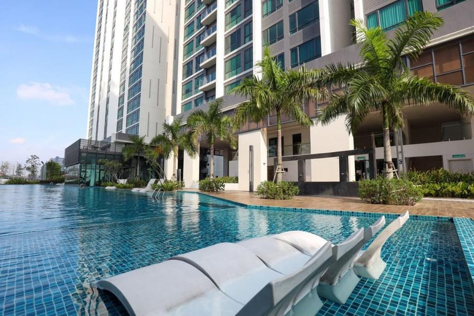 Elegant & Spacious Home near Sunway Lagoon Pyramid Apartment in Subang Jaya