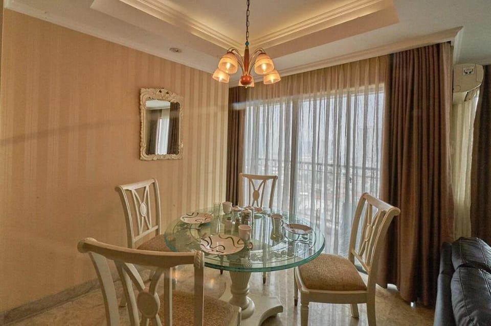 Classic Revival 2+1BR above Mall, 1 King + 1 Queen Apartment in South Jakarta City