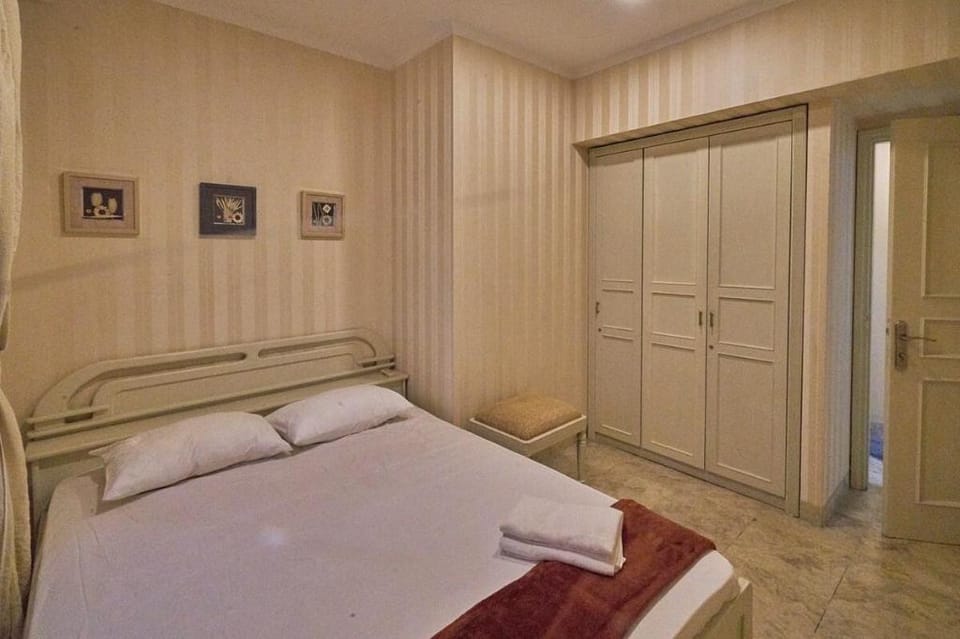 Classic Revival 2+1BR above Mall, 1 King + 1 Queen Apartment in South Jakarta City