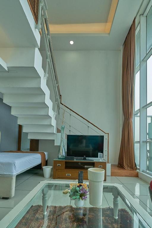 Loft, Vibrant in Central Business, 1Queen+2Single Apartment in South Jakarta City