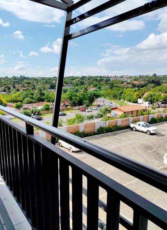 Modern 2 bed at Waterfall Ridge Apartment in Sandton
