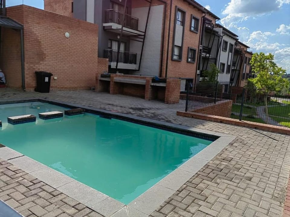 Modern 2 bed at Waterfall Ridge Apartment in Sandton