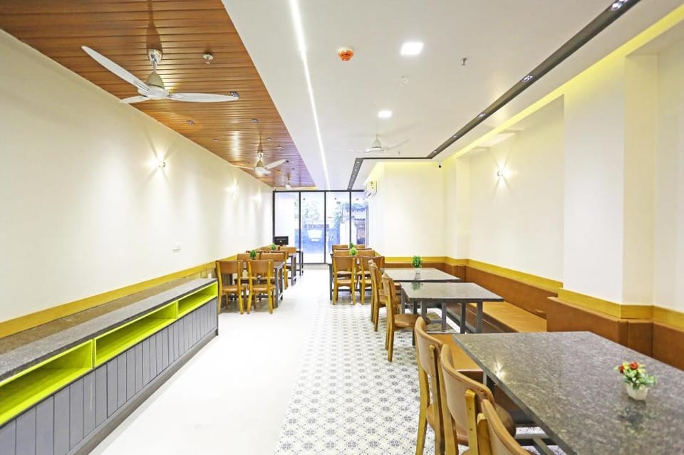 Hotel Apple Tree - Free Airport Transfer Hotel in New Delhi