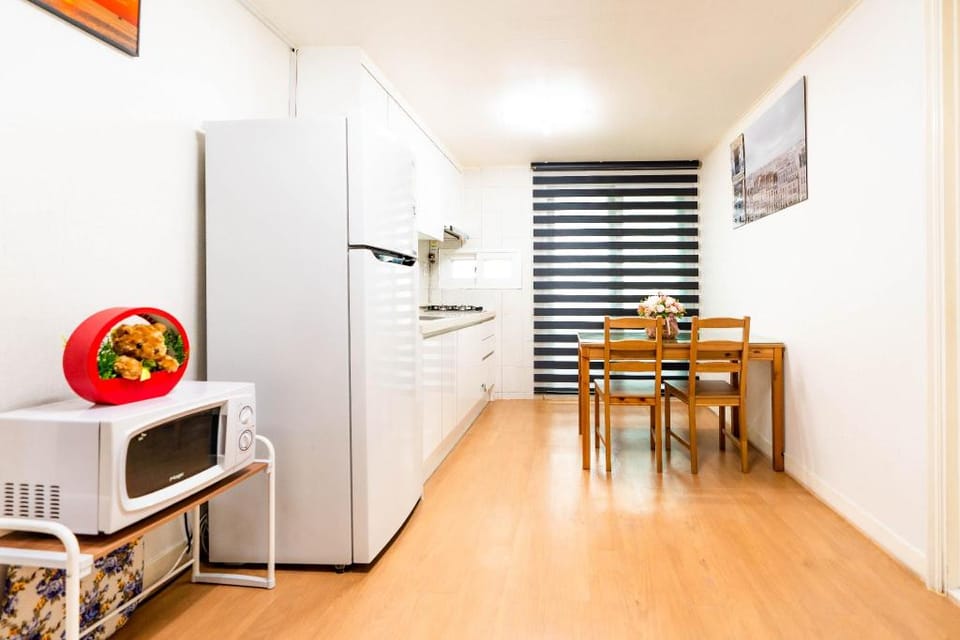 Hongdae 야피하우스 /넓은공간 2 Room. 홍대입구역 (Exit6). 파티가능 Vacation rental in Seoul