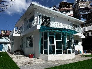 The Warrick Homestay, A Luxe Stay Near Mall Road Vacation rental in Shimla