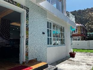 The Warrick Homestay, A Luxe Stay Near Mall Road Vacation rental in Shimla