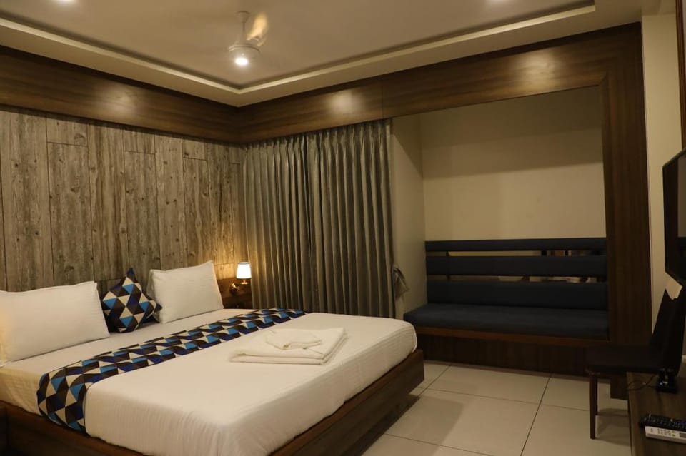 Gnine, Surat Hotel in Gujarat