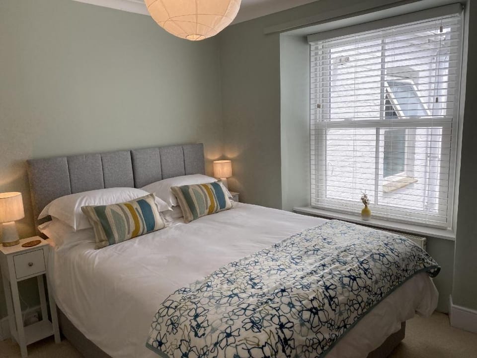 Spacious, seaside, Victorian home 'Bay View Terrace', Penzance Vacation rental in Penzance