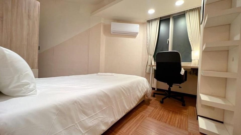 Big 4-BR  | 1.5 Bath | MRT BL16 5min | Sleeps 8 Apartment in Taipei City