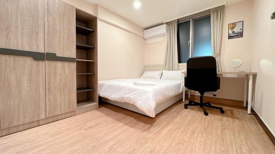 Big 4-BR  | 1.5 Bath | MRT BL16 5min | Sleeps 8 Apartment in Taipei City