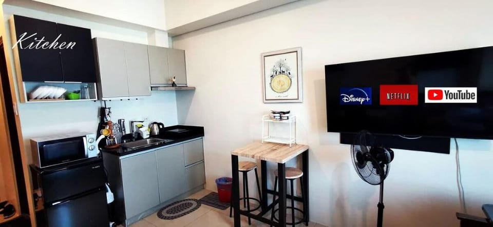 Makati Condo+Netflix+Good Wifi+Skyline View Apartment in Pasay