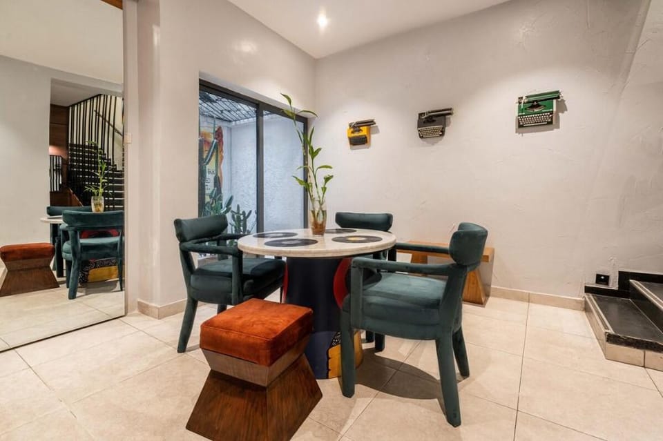 Artistic three-bedroom home, Lekki Phase 1, Lagos Apartment in Lagos