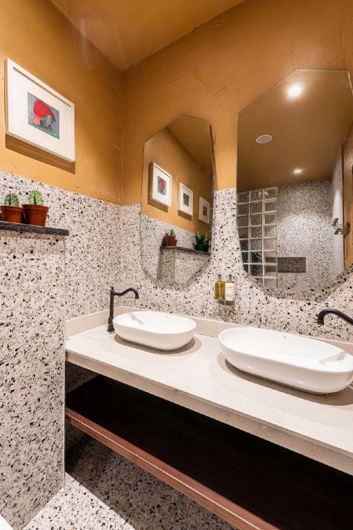 Artistic three-bedroom home, Lekki Phase 1, Lagos Apartment in Lagos