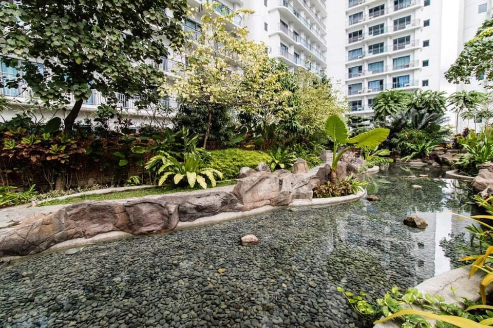 Majestic Riverbank View 1BR @ Acqua Vacation rental in Mandaluyong