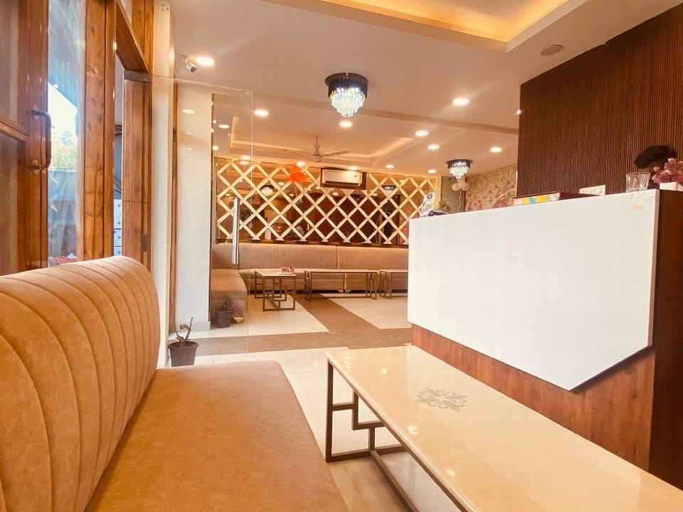 HOTEL O THE VIRAAT Hotel in Noida