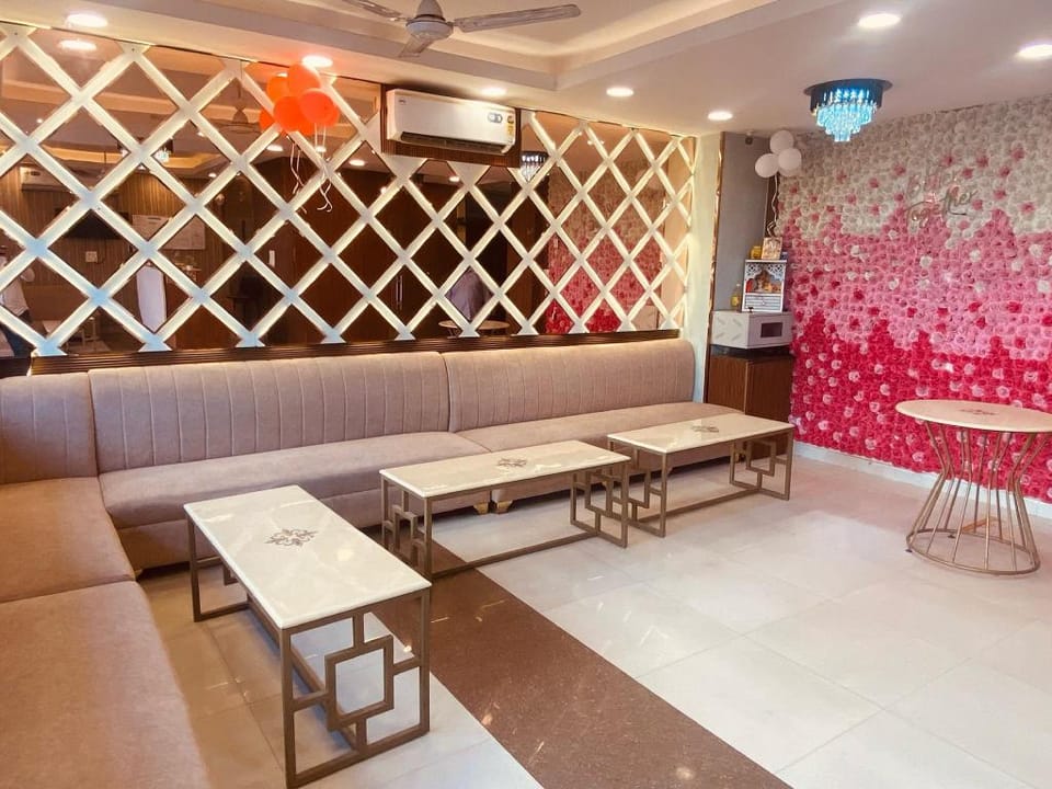 HOTEL O THE VIRAAT Hotel in Noida