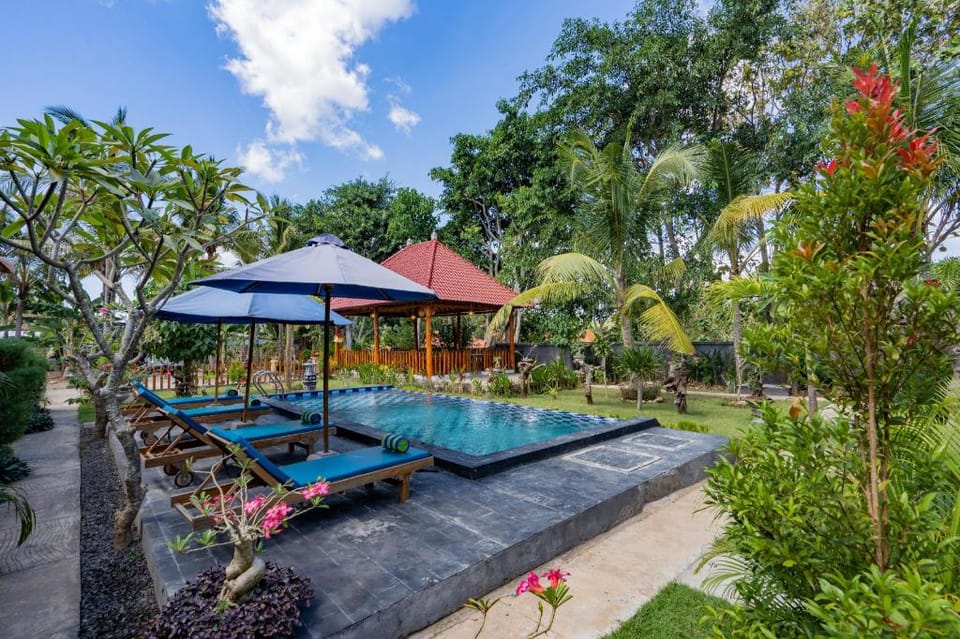 Surya Maha Bungallo 1 Twin Room Pool View #04 Vacation rental in Nusapenida