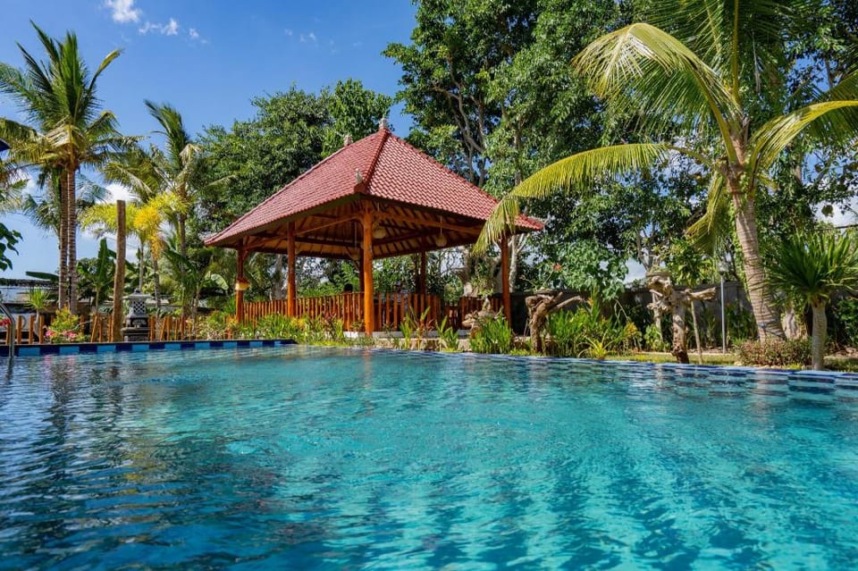 Surya Maha Bungallo 1 Twin Room Pool View #04 Vacation rental in Nusapenida