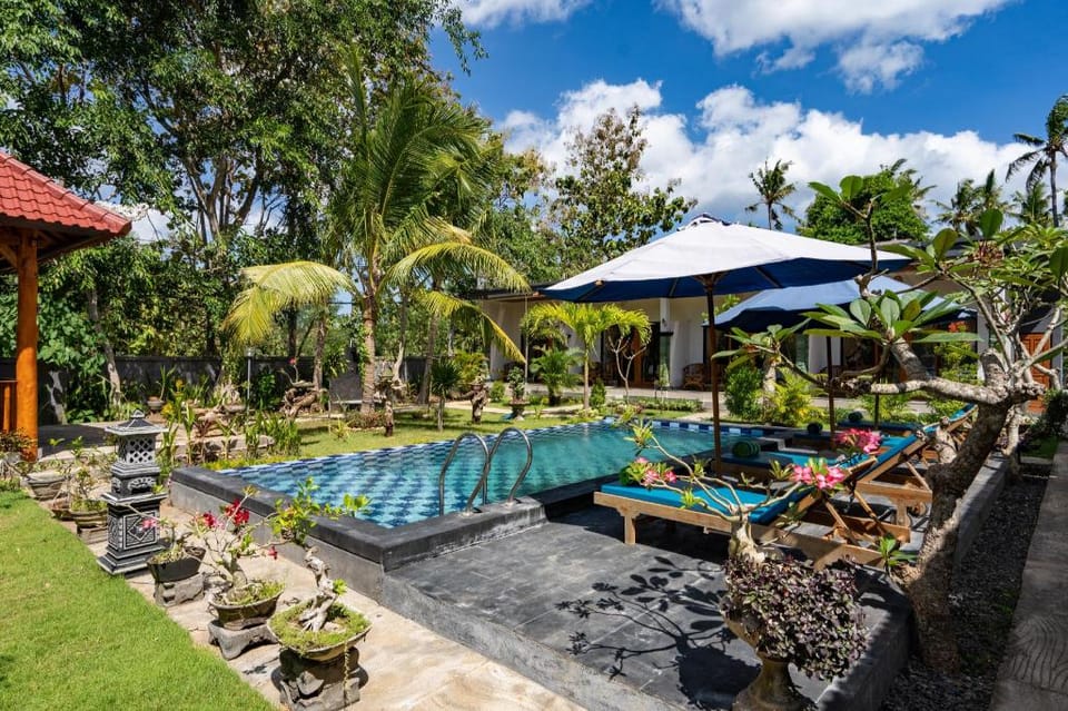 Surya Maha Bungallo 1 Deluxe Room Pool View #01 Vacation rental in Nusapenida