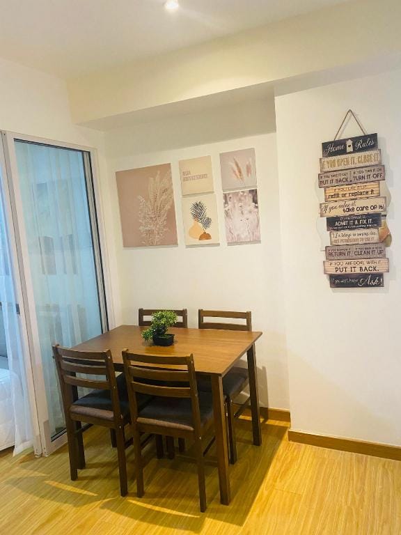 Rosey’s Staycation  Apartment in Pasay