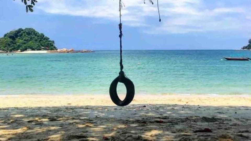 Pangkor Villa88-3min to Pasir Bogak Beach 12-14pax Vacation rental in Perak