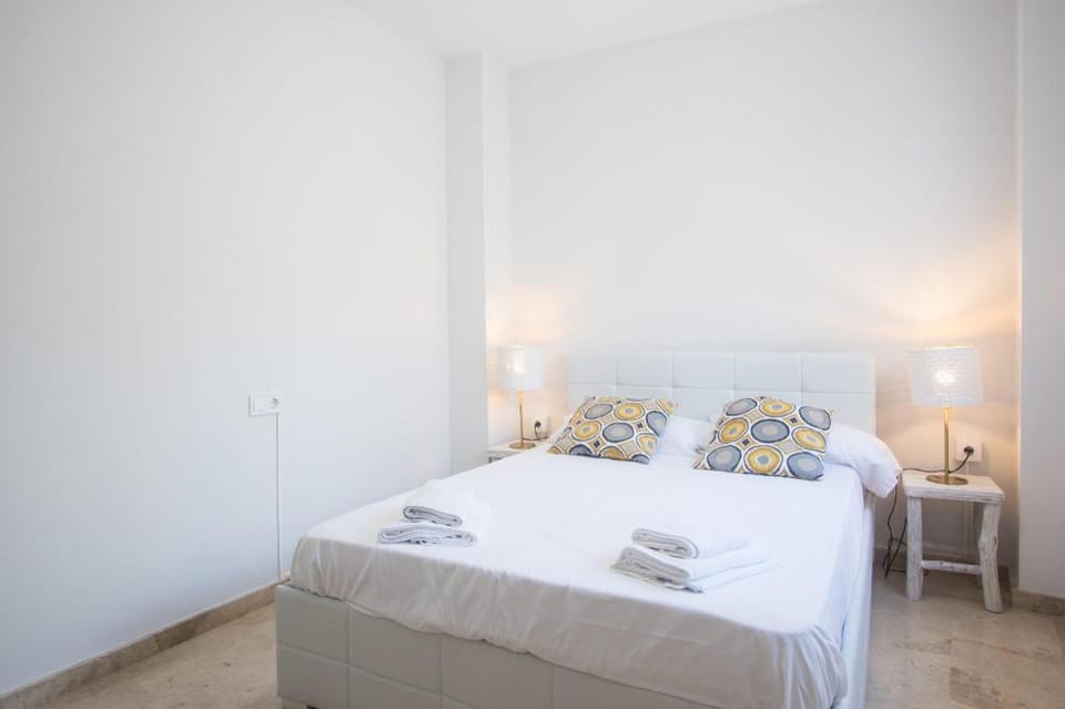Old Town Penthouse, Walk to Beach Apartment in Alicante