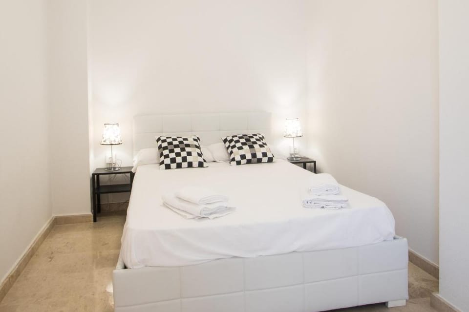 Old Town Penthouse, Walk to Beach Apartment in Alicante