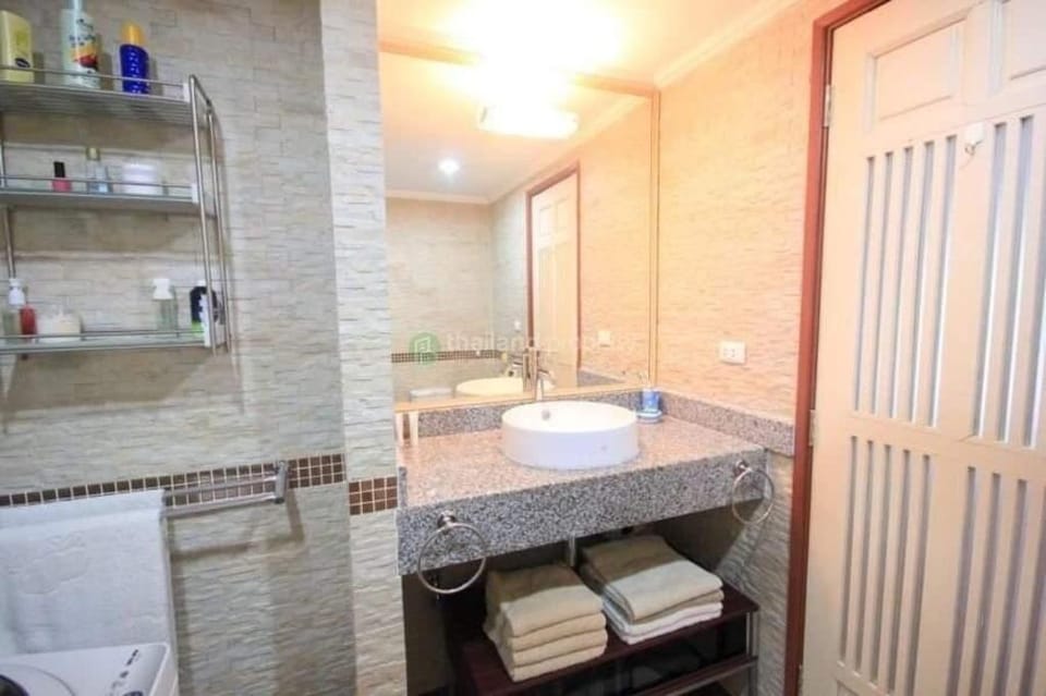 The Beach Palace in Cha Am Apartment in Thailand