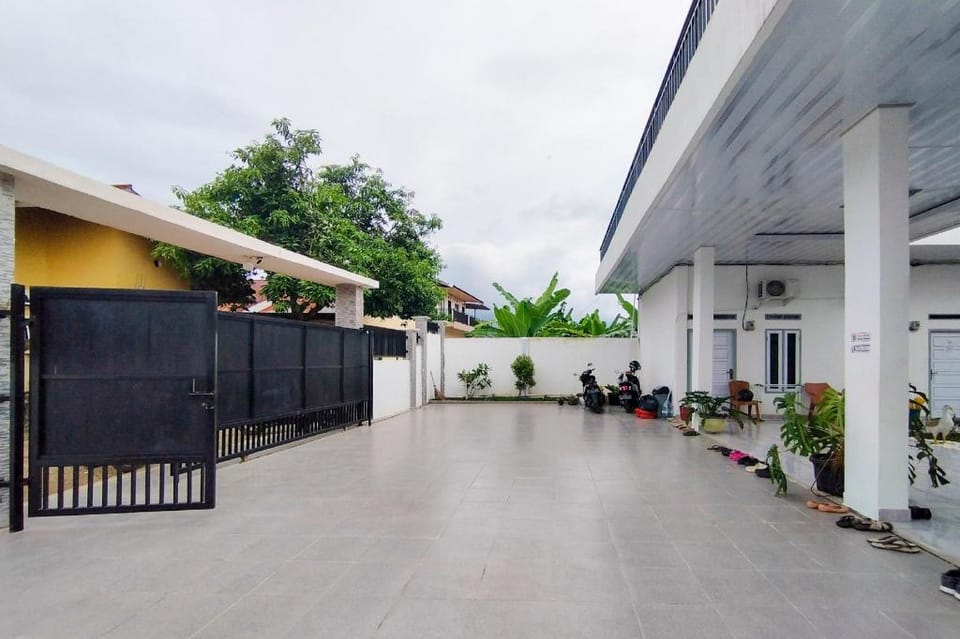 OYO 92522 Gle Kost Syariah Hotel in Indonesia