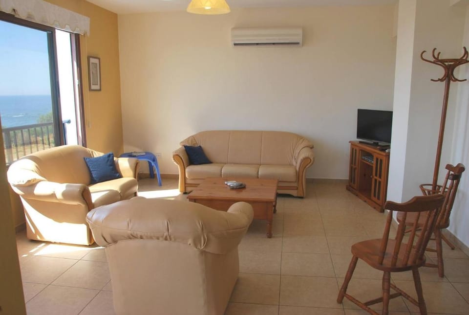 Villa Only 50m To The Sea, Sleeps 12, Polis Villa in Pomos