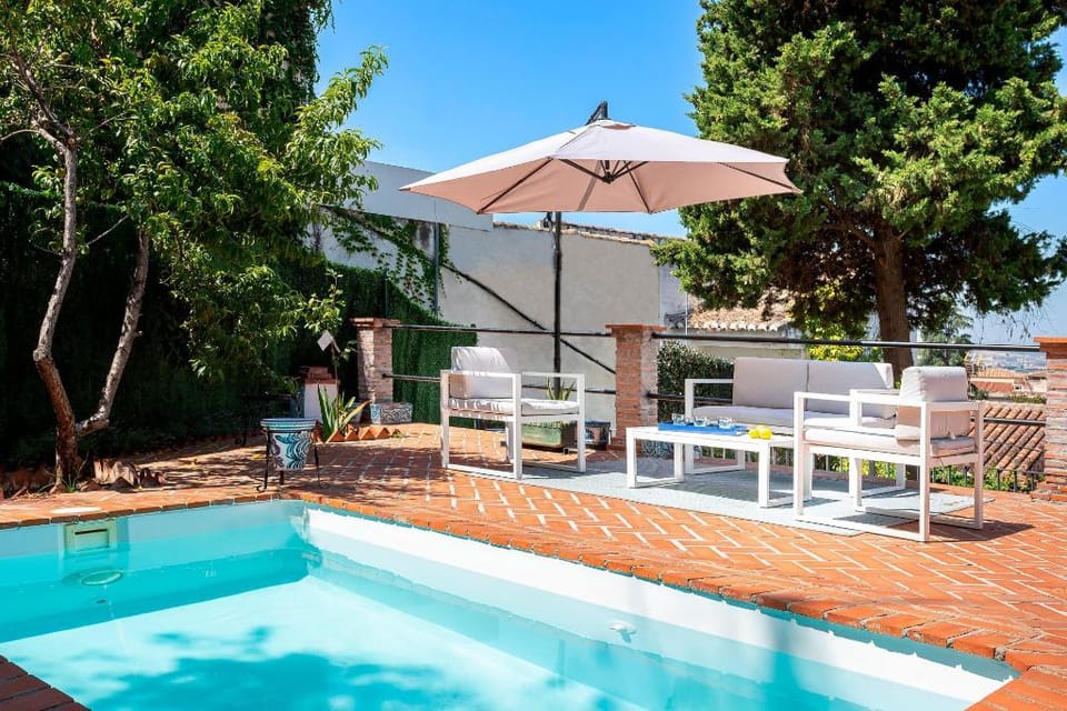 Magnificent 4 Bd house with private pool. Carmen del Cipres. Apartment in Granada