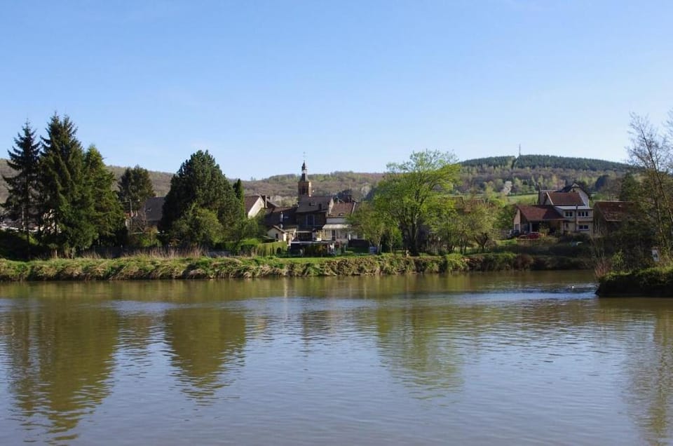 Gîte en bord de Meuse, jardin terrasse, voie verte Vacation rental in Wallonia, Belgium