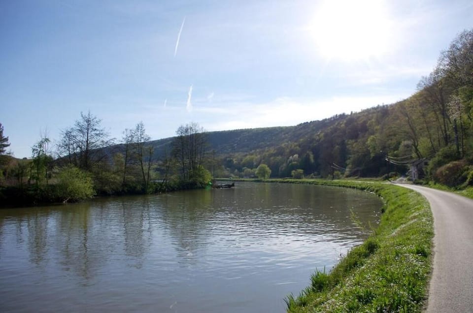 Gîte en bord de Meuse, jardin terrasse, voie verte Vacation rental in Wallonia, Belgium