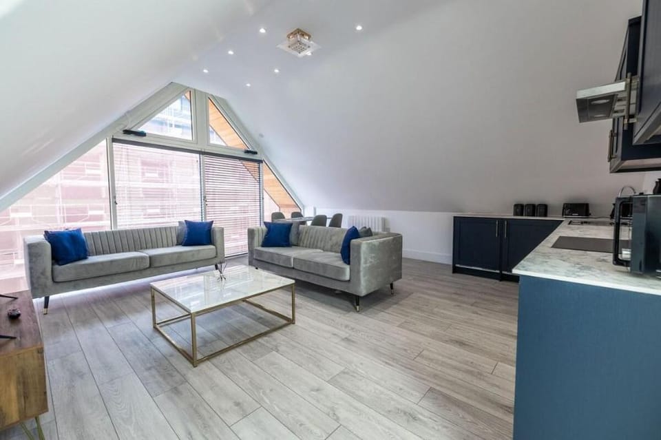 Beautiful 2 Bedroom Stunning House in Central Town Apartment in Camberley