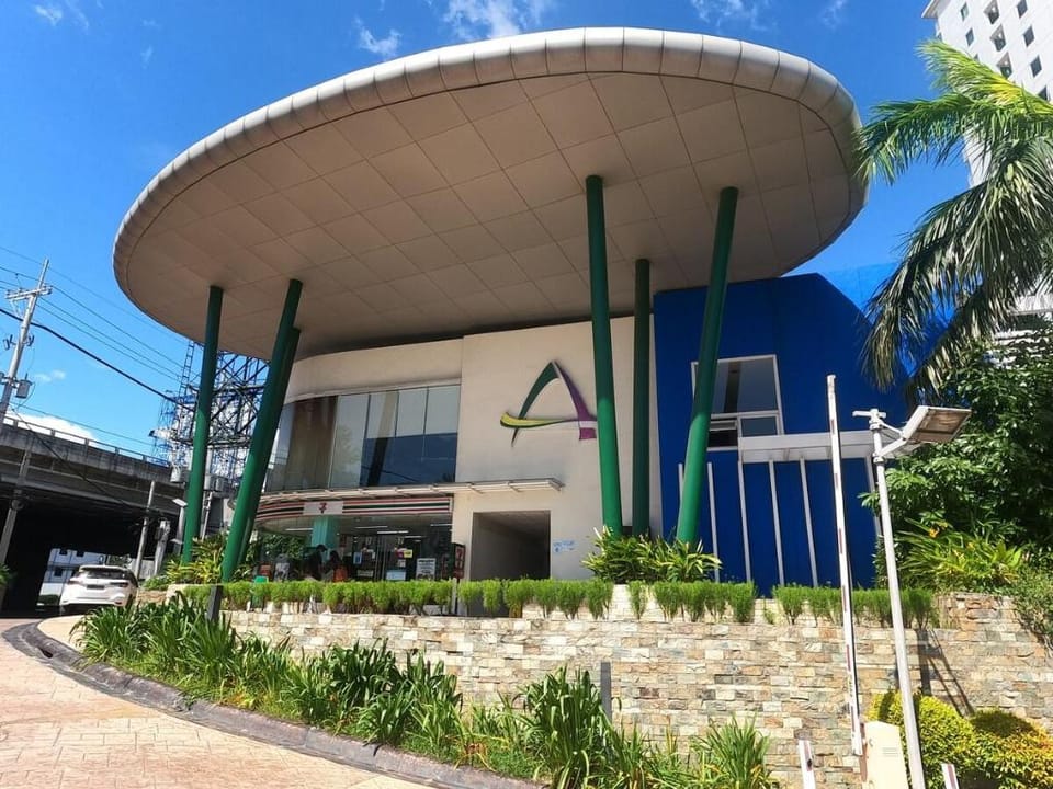 Anuva Prime 3-Queen Bed Suite Modern Stylish Place Vacation rental in Muntinlupa