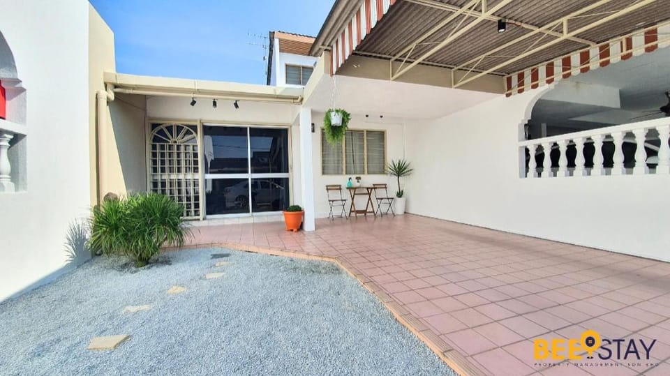 Jenjarom No. 9 Modern Cozy Homestay for 6 Pax Vacation rental in Selangor, Malaysia