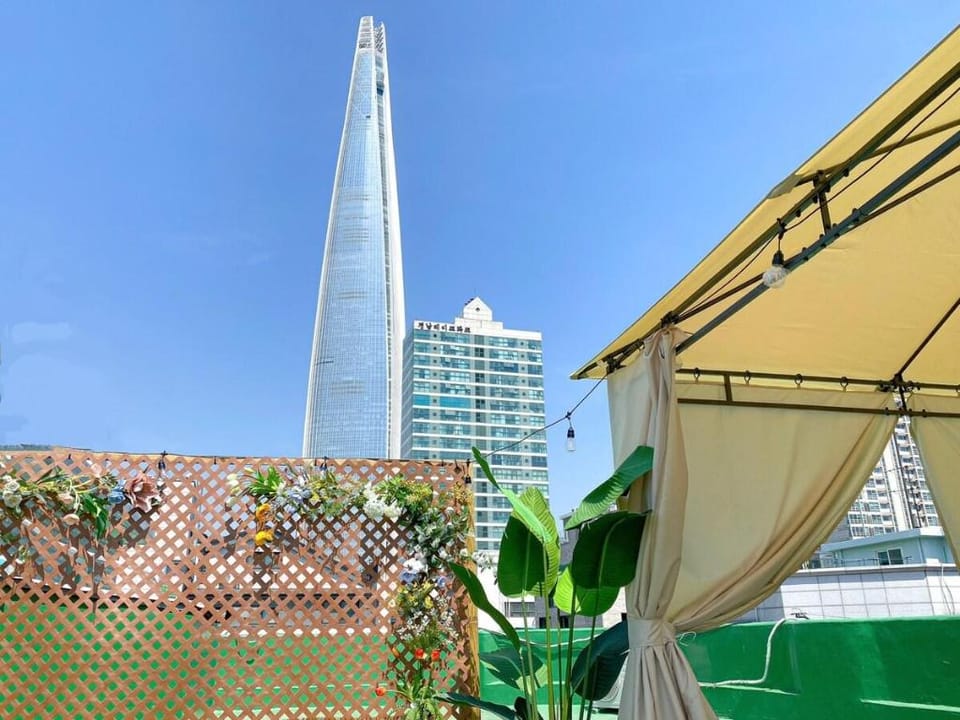 Jamsil Lotte Tower View Rooftop/Seokchon Lake 2 min/2 Bedrooms Villa in Seoul