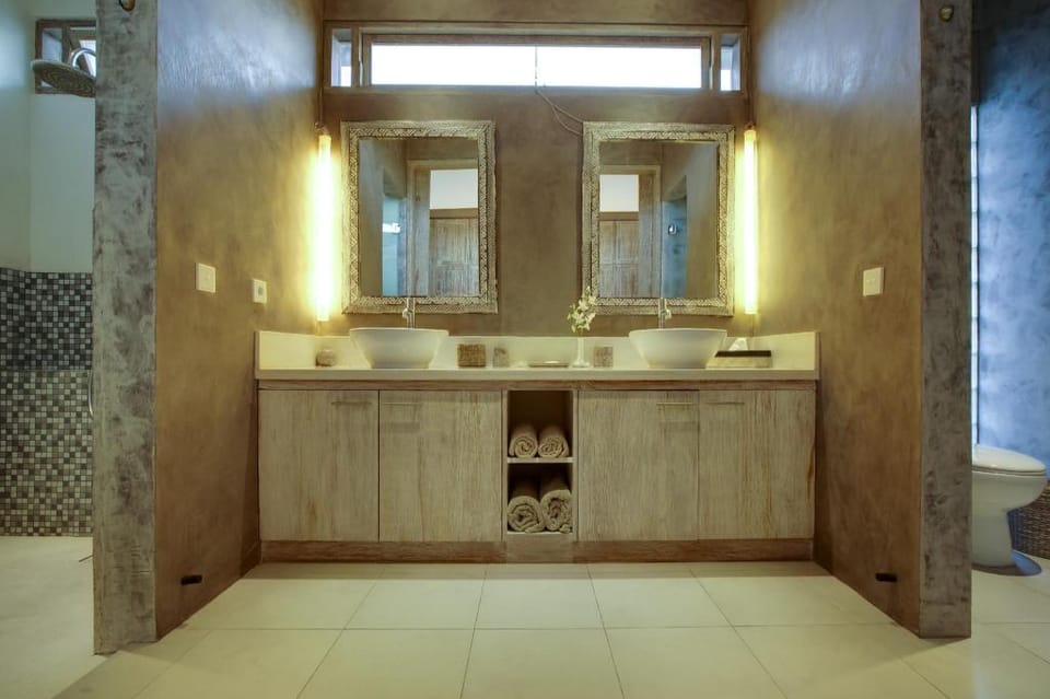 Villa Lisa 3 Bedroom Seminyak Gg. Piter Villa in Kuta