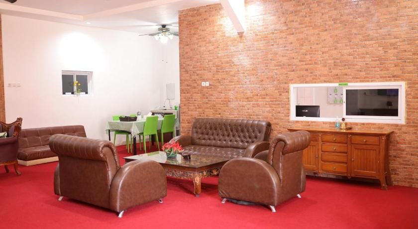 Urbanview Hotel Eropa Maros near Sultan Hasanuddin Airport by RedDoorz Hotel in Indonesia