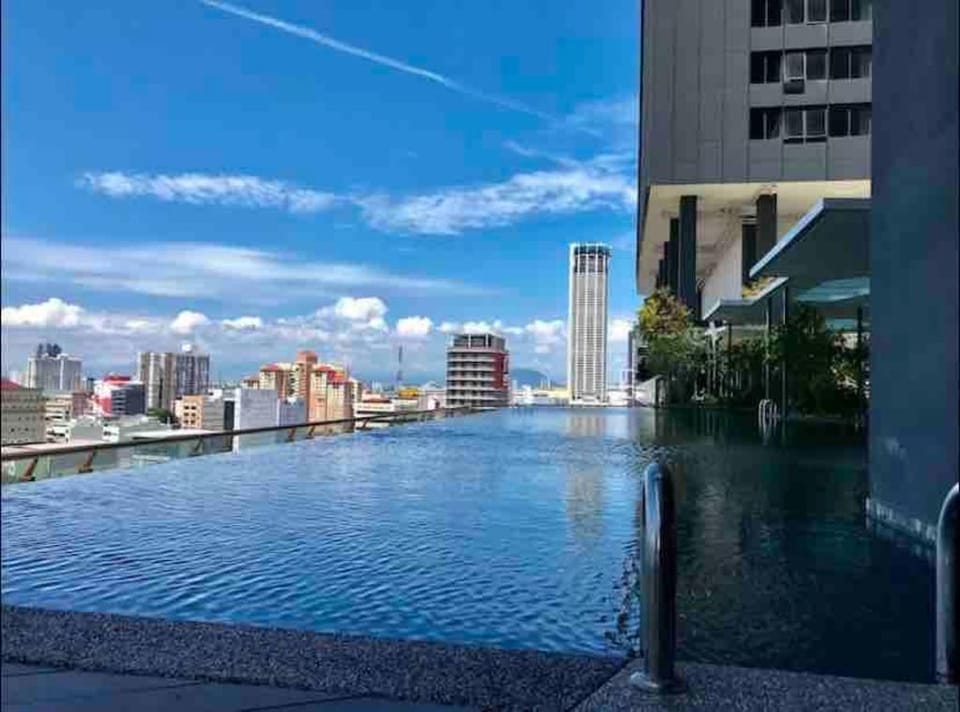 Georgetown 2BR Wonder Color Suite by Happy Living Apartment in George Town