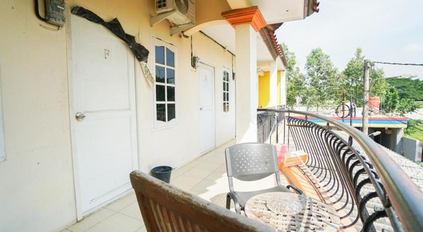 Mahkota Sivali near Soekarno Hatta Airport Mitra RedDoorz Hotel in Jakarta